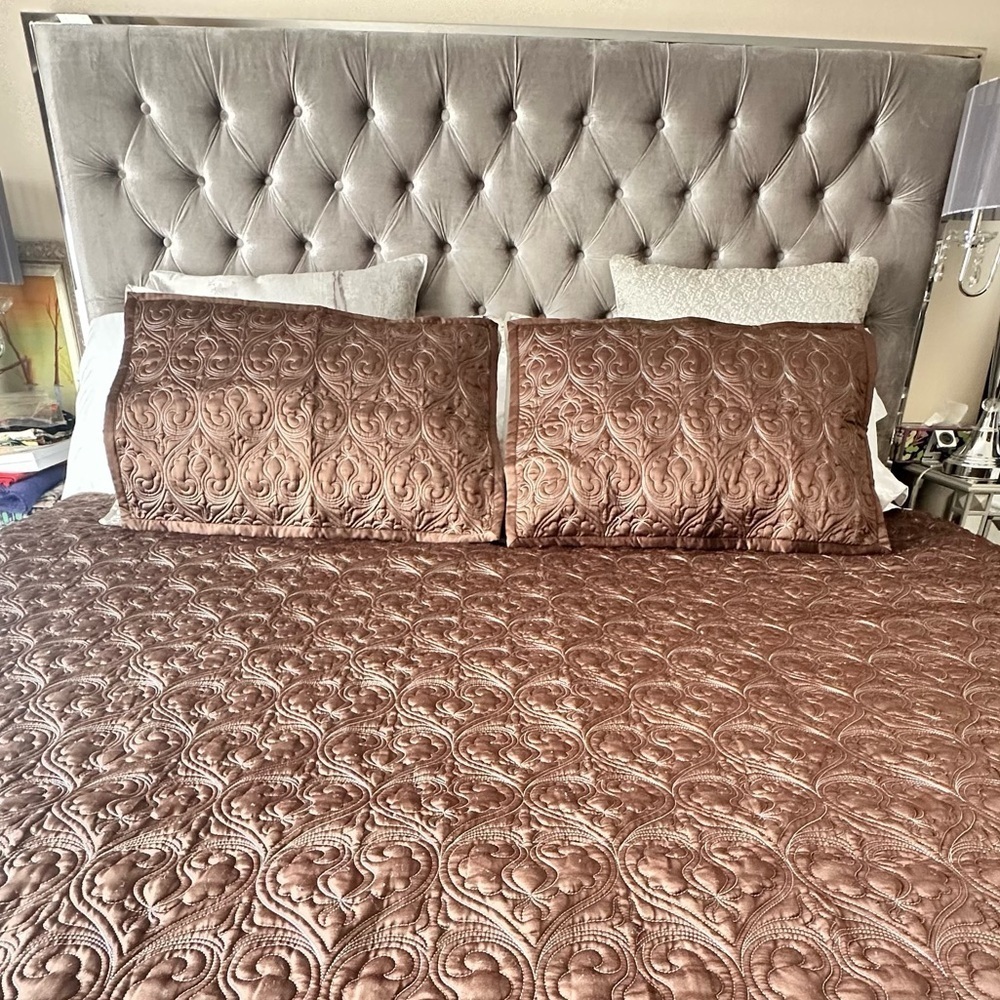 Such Home Collection Brown and Blue Quilted Bedding Set